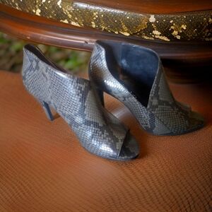 CALVIN KLEIN “NASTASSIA” BLACK & GRAY SNAKE EMBOSSED PEEP TOE HEELS/BOOTIES Sz 6